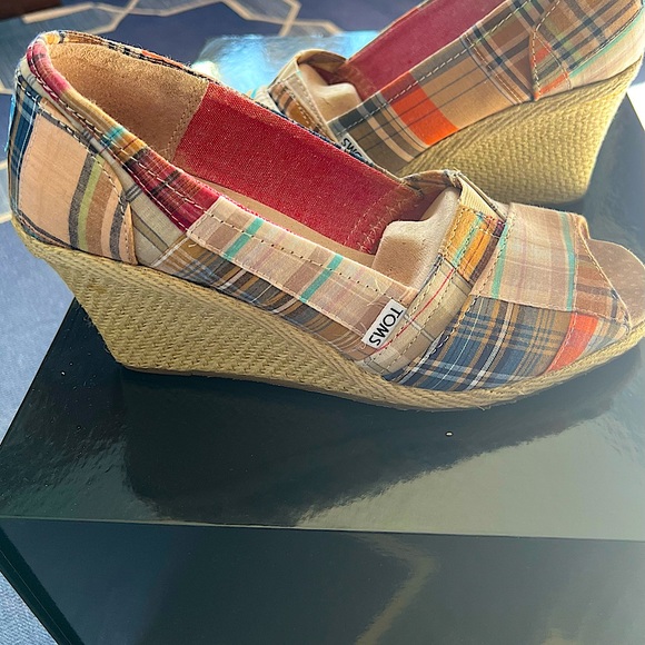 TOM'S MADRAS PLAID WEDGES!
Size W10. Created Exclusively for NEIMAN MARCUS! - Picture 4 of 8
